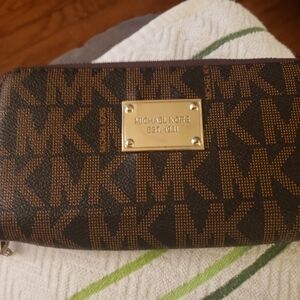 Michael Kors Jet SET CHOCOLATE Brown MK SIGNATURE LOGO ZIP AROUND WALLET